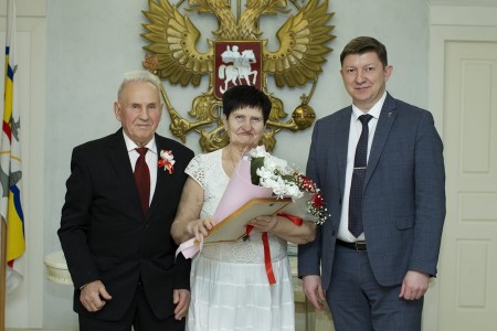 Сергей Ладанов поздравил супругов Бондаревых с 55-летием совместной жизни